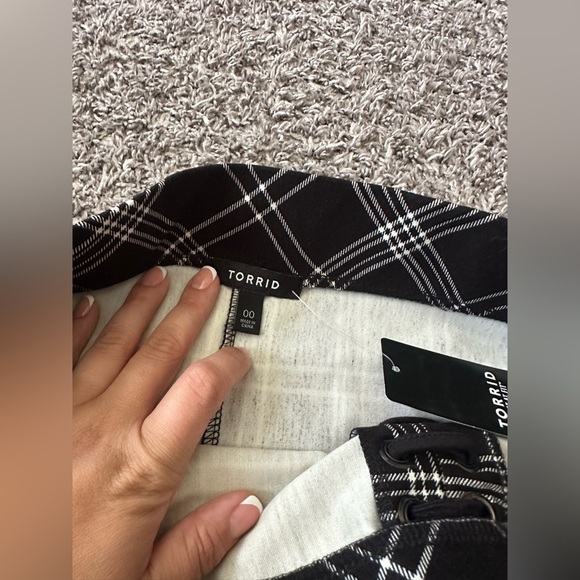 TORRID Women’s Pencil Skirt Plus Black Plaid Pull-On Stretch Corset Fit Size 00 - Picture 7 of 9